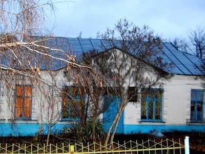 Дом, в котором расположена детская библиотека им. Ф.И.Панферова - советского писателя, лауреата Сталинских премий в области литературы