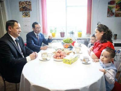 Семью участника СВО навестил в Момском районе глава Якутии