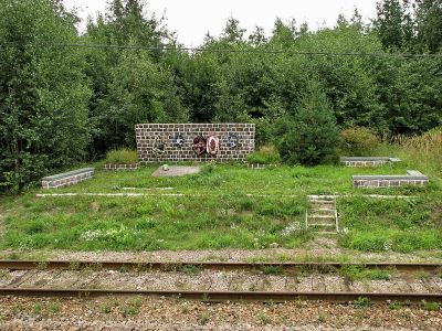 Памятное место, где захоронен воин Советской Армии Лазарев В.П. погибший в 1944 г.; его именем названа железнодорожная станция. Установлен памятник-обелиск