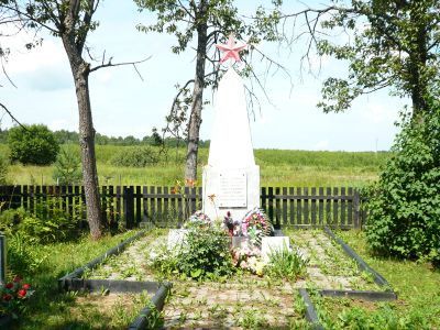 Братская могила 598 воинов советской армии, погибших в 1941-1943 гг. в боях с немецко-фашистскими захватчиками. Установлен обелиск
