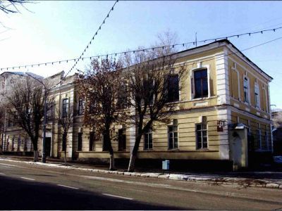 Здание Оренбургского ордонанс-гауза, где в 1828 г. находились под арестом члены тайного кружка "Оренбургские декабристы" и в 1847 г. - в заключении украинский поэт Шевченко Тарас Григорьевич