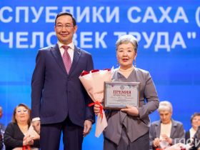 Айсен Николаев наградил 50 якутян премией «Человек труда»