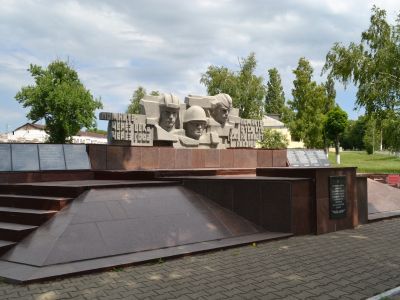 Братская могила советских воинов, погибших в боях с фашистскими захватчиками в 1943 году. Захоронено 50 человек, имена установлены. Обелиск