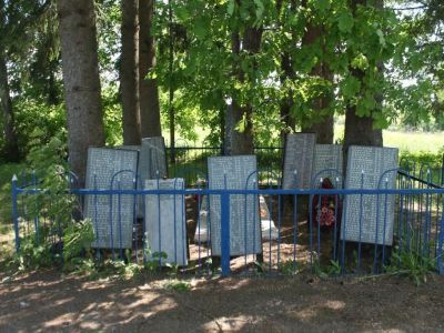 Братская могила воинов Советской Армии, погибших в боях с немецко-фашистскими захватчиками в период Великой Отечетсвенной войны