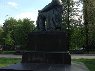 Памятник А.Н.Толстому