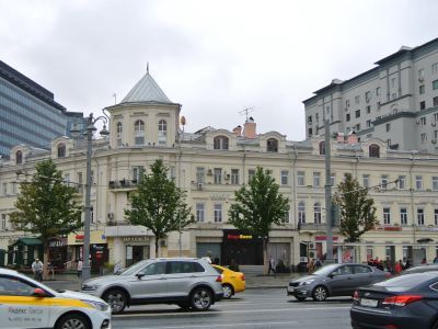 Дом купца Шерупенкова, 1870-е гг. Здесь в 1890-х гг. размещалось Миусское городское начальное училище. Связан с именами А.П. и И.П.Чеховых