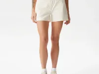 Женские короткие однотонные шорты Lacoste