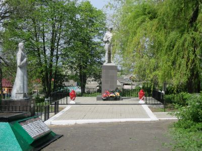 Братская могила советских воинов, погибших в боях с фашистскими захватчиками в 1943 году. Захоронено 70 человек, имена установлены. Скульптура советского воина