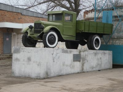 Памятник военным автомобилистам (автомобиль ЗИС-5)