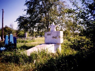 Братская могила 2 советских воинов, погибших в бою с фашистскими захватчиками