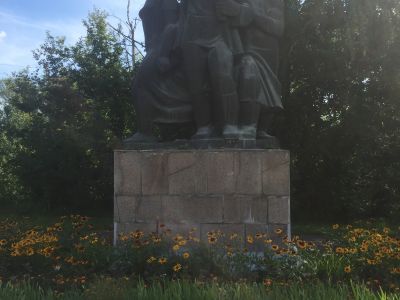 Скульптурная группа на месте первых маевок и нелегальных собраний