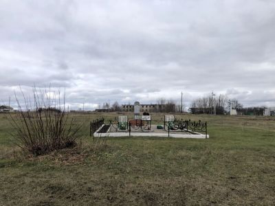 Братская могила воинов Советской Армии, погибших в период Великой Отечественной войны. Захоронено и установлено фамилий на 19 человек. Обелиск установлен в 1953 году