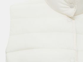 Утепленный жилет приталенного силуэта