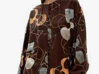 Блузка свободного силуэта с абстрактным принтом