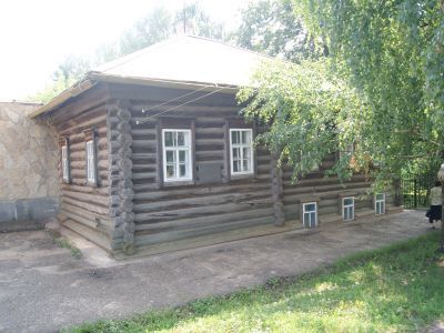 Дом, в котором в 1886 г. родился и жил до 1894 г. Киров Сергей Миронович. Баня Самарцевых, в которой С.М.Киров печатал революционные листовки в 1903-1904 гг. В зданиях-мемориальный музей С.М.Кирова