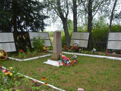 Воинское кладбище, где похоронены воины Советской Армии, погибшие в боях с немецко-фашистскими захватчиками в период Великой Отечественной войны 1941-1945 гг.