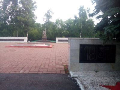 Обелиск на братской могиле, где похоронены воины, умершие от ран в госпиталях г. Саратова