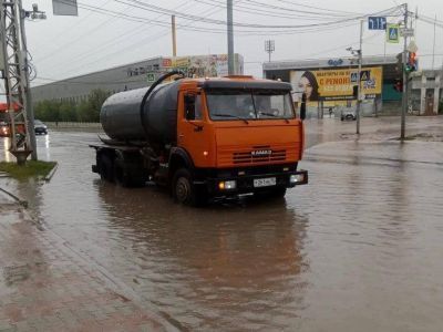К откачке луж в Якутске привлекли 15 ассенизаторских машин