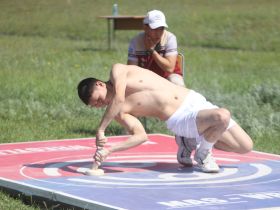 Даниил Слепцов стал победителем Игр Бэргэна на Ысыахе Туймаады