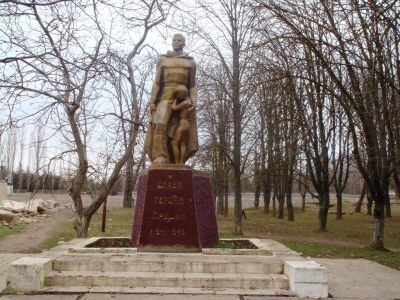 Братская могила советских воинов