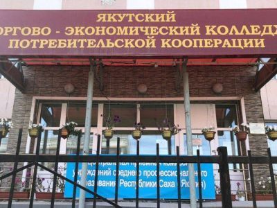 Видеофакт. Полиция проверяет общежитие Якутского колледжа потребительской кооперации