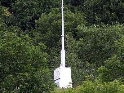 Место, где проходила линия обороны горного перевала от фашистских захватчиков. Установлен памятный знак