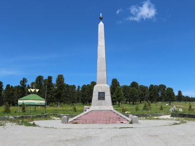 Обелиск посвященный к 200-летию вхождения алтайцев в состав России