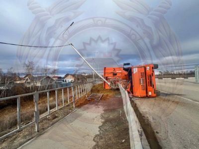 КАМАЗ с песком опрокинулся и снес столб в районе Жатая