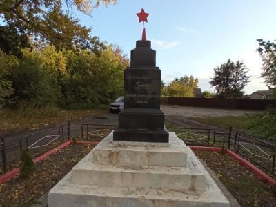 Индивидуальная могила комиссара Будко Г.М., погибшего 1919 году в период гражданской войны. Обелиск установлен в 1924 году