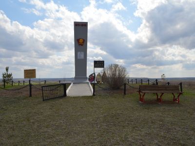 Место гибели в январе 1943 года в боях с фашистами Марьевских комсомольцев. Установлена 5-метровая стела прямоугольной формы. Бетон оштукатуренный мраморной крошкой
