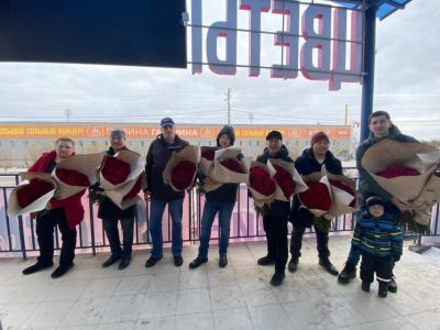 Тысячу роз подарили женщинам ко Дню матери в Якутске