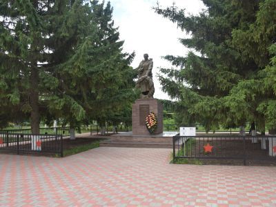 Братская могила советских воинов, погибших в боях с фашистскими захватчиками в 1943 году. Захоронено 9 человек, имена установлены. Скульптура советского воина