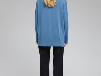 Джемпер с воротником-стойкой и спущенным плечом