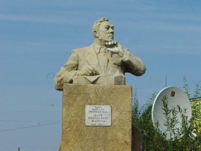 Памятник-бюст Жиркову Марку Николаевичу