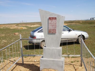 Братская могила Маслова Т.Ф. -коммуниста, Краснова С.Н. - комсомольца, убитых белобандитами 21 сентября 1921 г. и  Кантемирова И.И. колхозника-активиста, убитого бандитами на охранном посту 28 августа 1931 г.