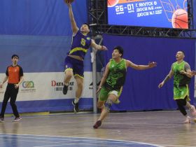 В Якутске мужские баскетбольные команды начали бороться за путёвки на игры в Нюрбе