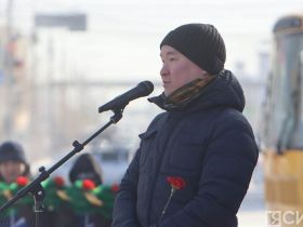 В Якутске общественность возложила цветы к памятнику Роману Дмитриеву
