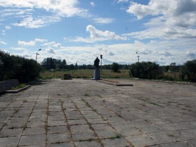 Памятник с фигурой партизана в полный рост (из бронзы и гранита)