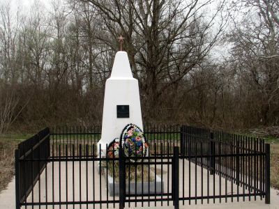 Братская могила партизанок сестер Кочергиных и советского воина Потиенко