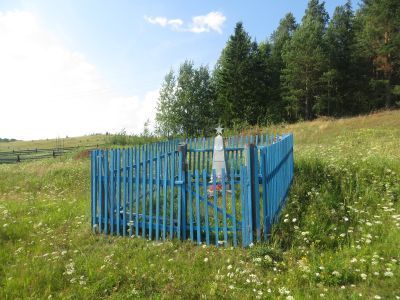 Братская могила в с. Селиб Удорского района, где захоронены красные партизаны Ванеев Д.С. и Селиванов В.З., зверски убитые кулацкой бандой в 1918 г.