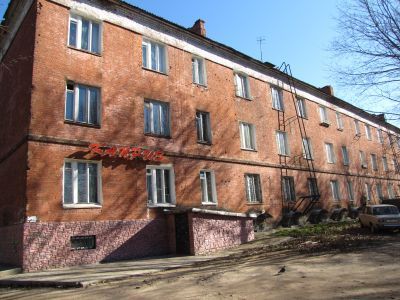 Дом, в котором жил организатор Ярцевского ополчения – первый секретарь райкома Т.Х. Кондрашин, погибший в борьбе с фашистскими захватчиками. Установлена мемориальная доска