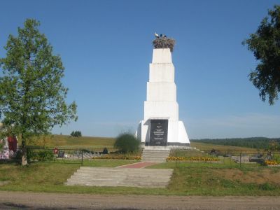 Братская могила воинов 43 гвардейской Латышской дивизии, погибших в 1944 г. при освобождении Псковской области от немецко-фашистских захватчиков. На могиле установлен памятник