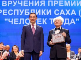 Айсен Николаев наградил 50 якутян премией «Человек труда»