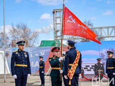 «И помнит мир спасенный». Символ Знамени Победы подняли в Якутске