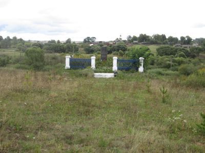 Братская могила более 1000 советских граждан, казненных гитлеровцами в 1941-1942 гг. Установлен памятный знак