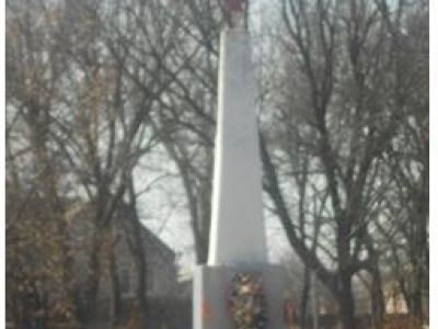 Братская могила советских воинов, погибших в боях с фашистскими захватчиками