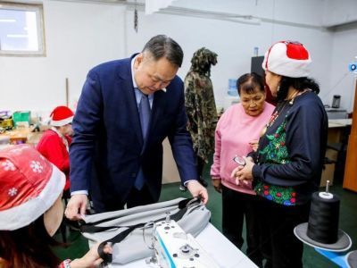 Альберт Семенов посетил гуманитарный штаб «Якутия с тобой!»