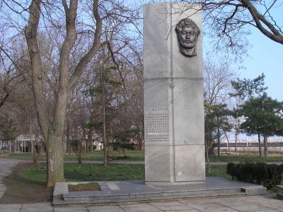 Памятник председателю Совета рабочих, крестьянских и солдатских депутатов Евпатории Д.Л.Караеву (скульптор А.Е.Шмаков, архитектор В.В.Сошенко)