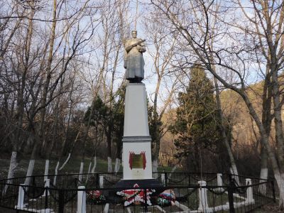 Братская могила 7 советских воинов, погибших в боях с фашистскими захватчиками