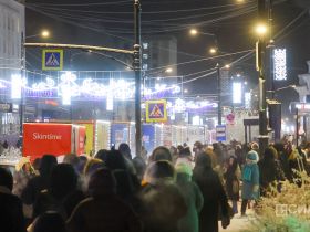 На площади Орджоникидзе зажгли ёлку Якутска